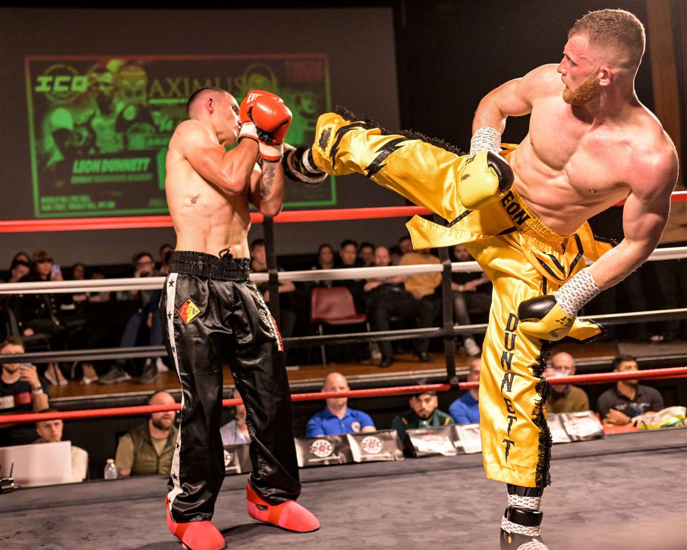Leon Dunnett lands a strong kick on Adriano Lopes. Picture: Michael Ault