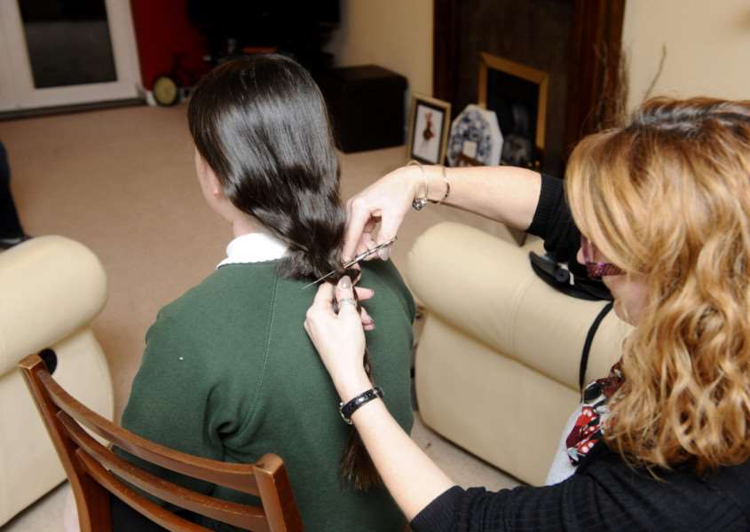 Phoebe Cooper Green having her hair cut shorter for charity. With hair dresser Tracy Jones. ANL-151125-171331005