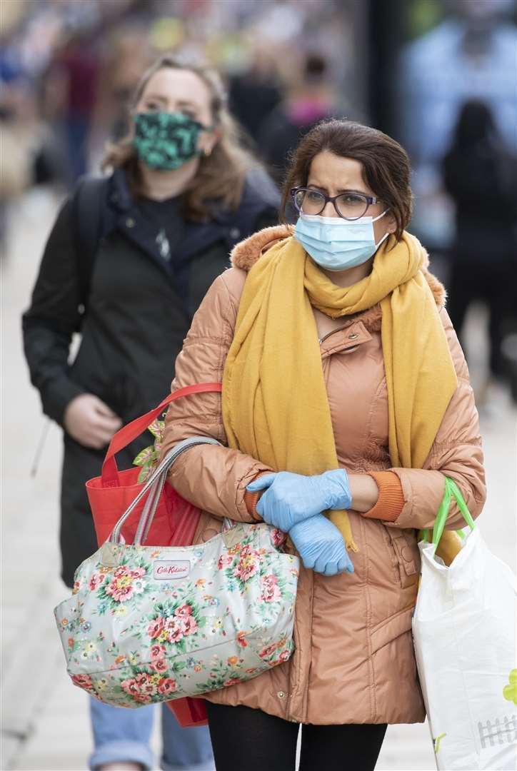 Shoppers in Edinburgh. Photo: Jane Barlow/PA (38431565)