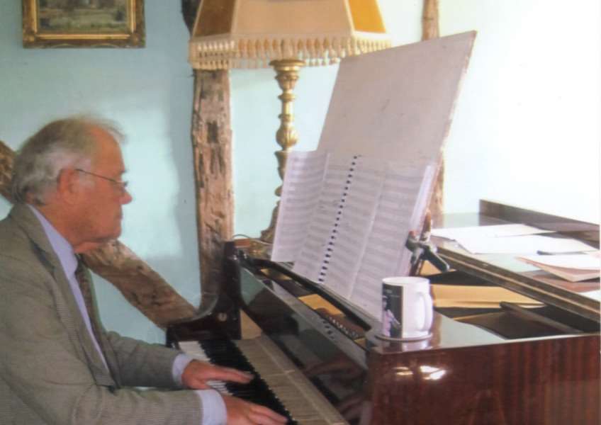 Redgrave composer Peter Creswell ANL-150929-115640001