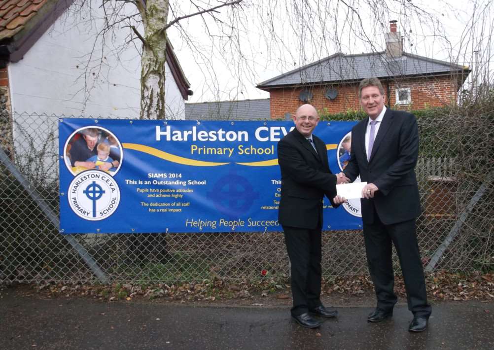 Andrew Lefevre from Durrants Estate Agents presents a cheque for �75 to Harleston Primary School ANL-141229-112606001