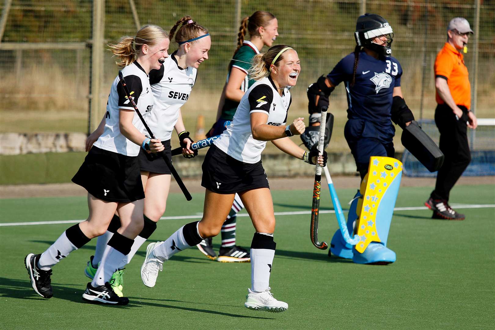 Olivia Williams scores for Magpies. Picture: Mark Bullimore