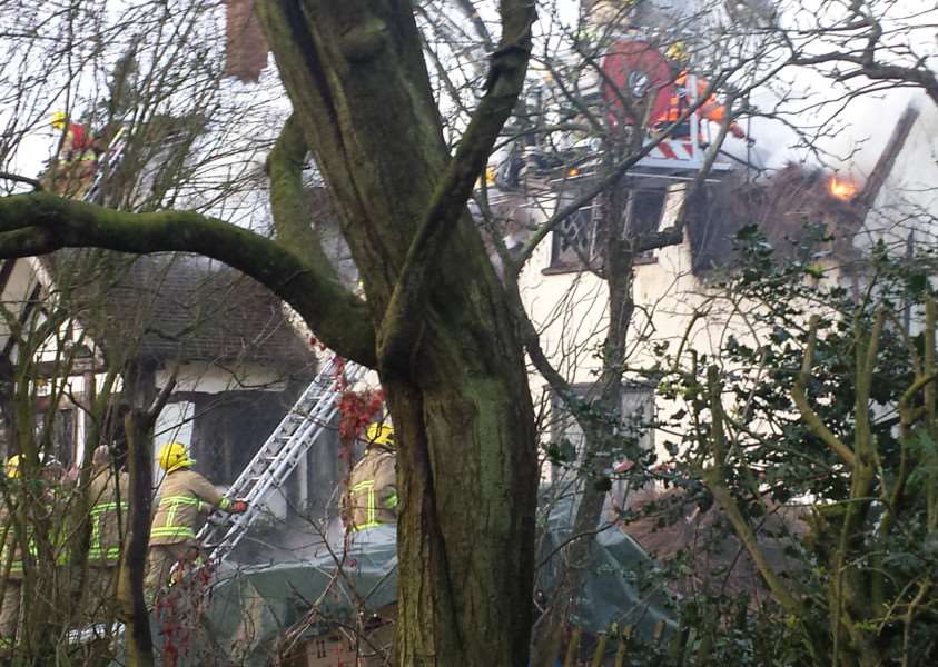 Firefighters tackle the thatch blaze at Elmswell ANL-160121-180211001