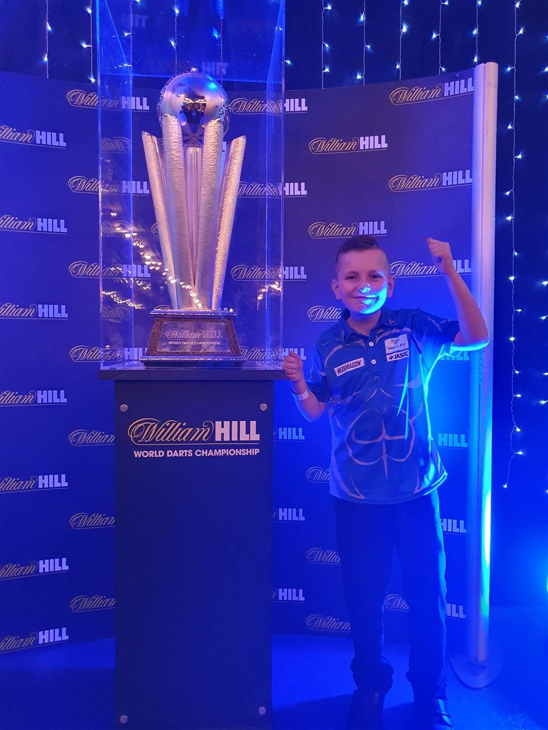 Harvey Stringer with the Sid Waddell Trophy. (32843451)