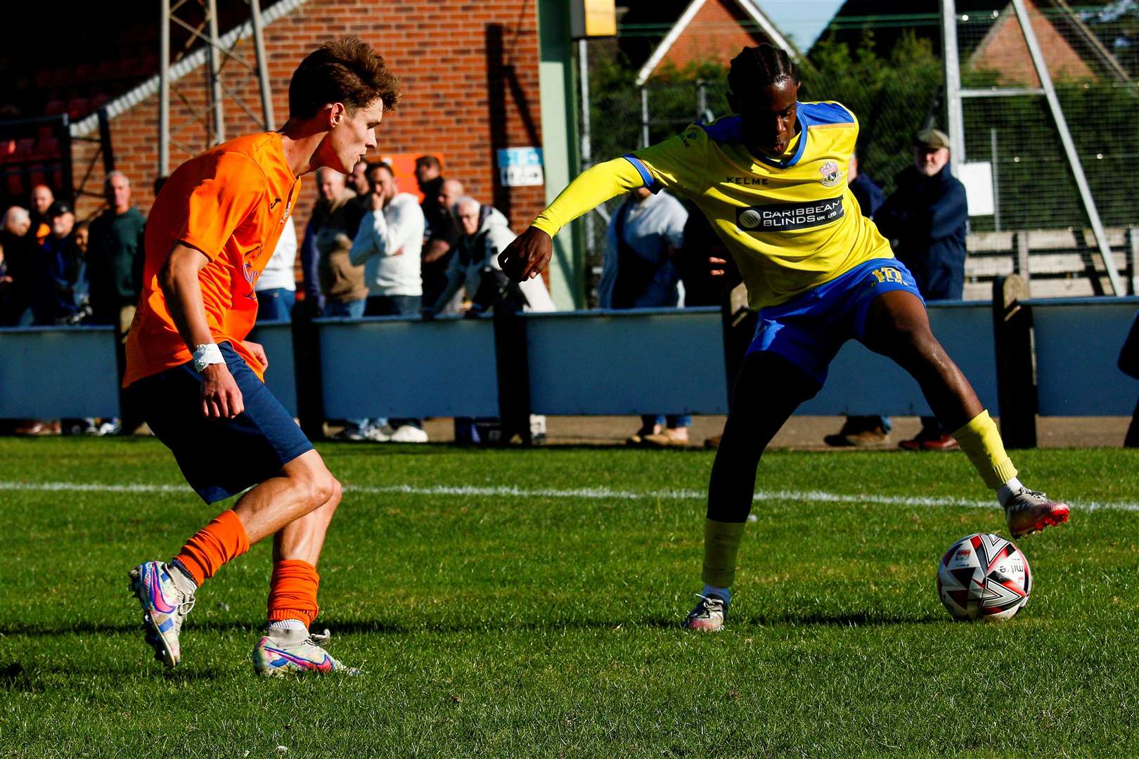 Ollie Williams stands up Jacob Gordema. Picture: Mark Bullimore