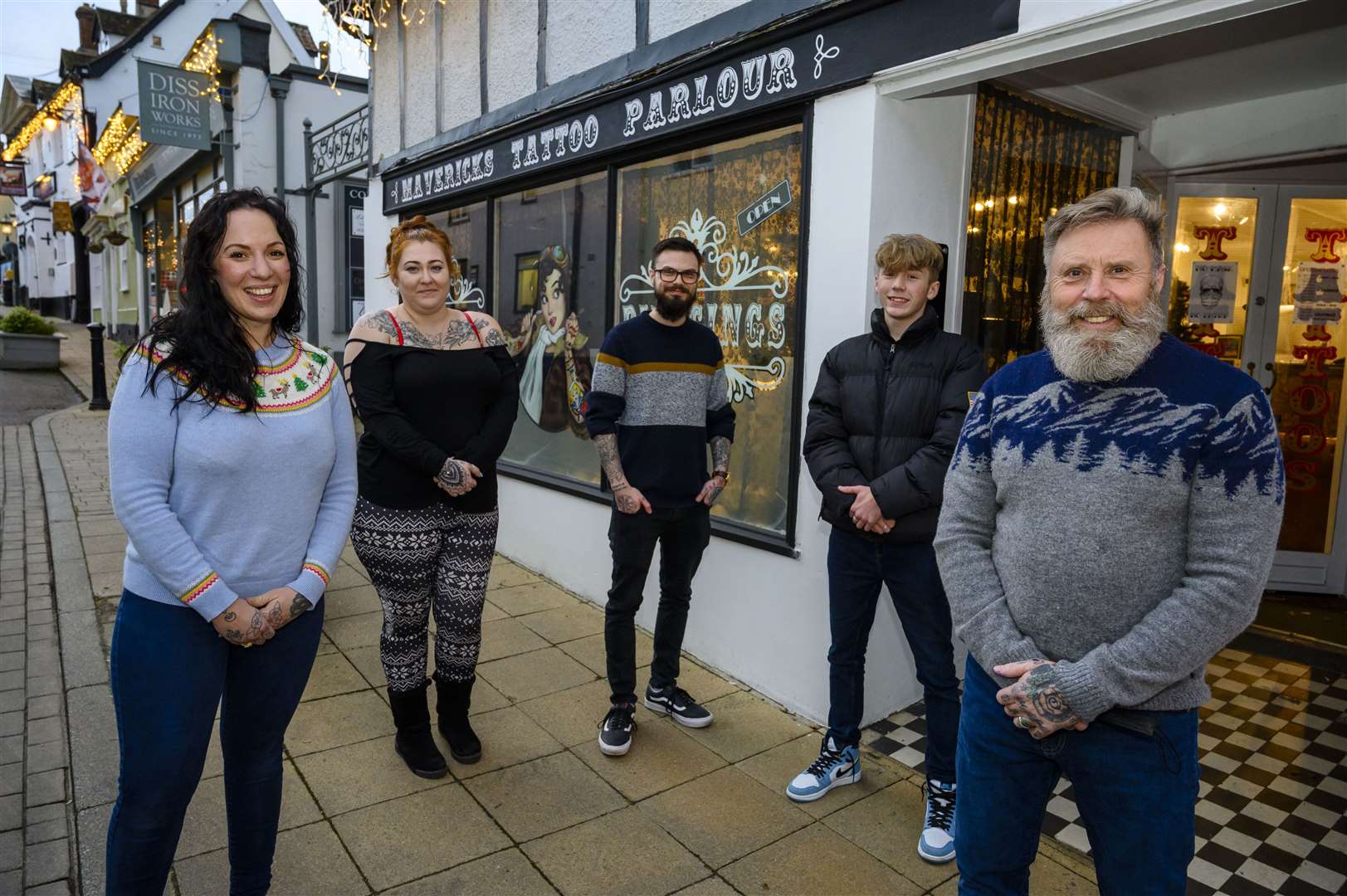 Na obrázku zľava: Leah Tunbridge-Shepard, Sophia Stewart, Kieron Foster, Billy Tunbridge-Shepard a Gordon Tunbridge-Shepard.  Foto: Mark Polimore Photography 2021.