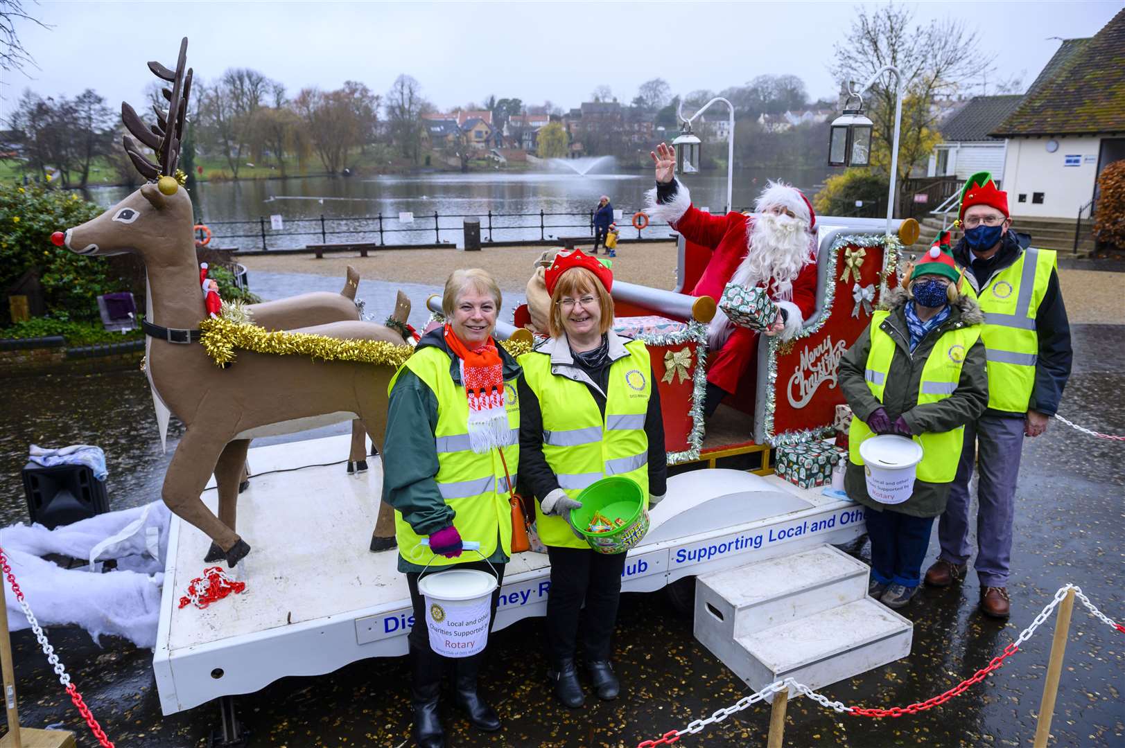 Pictured from left: Elaine Bootman, Linda Hewlett-Parker, Santa, Pat Mordey and Chris Mordey during a Christmas display on Mere Street. Picture: Mark Bullimore Photography 2021.