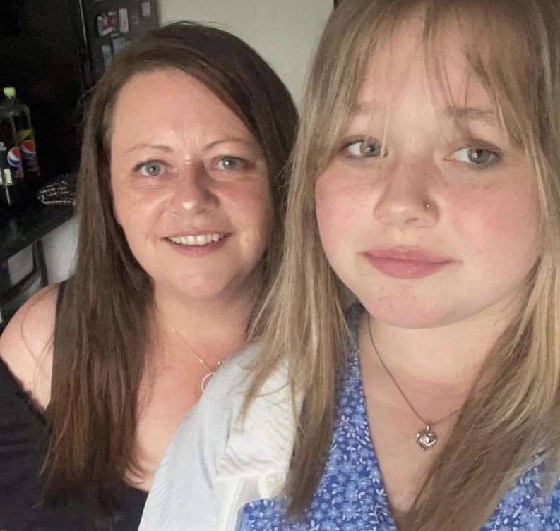 Ella Osborn with her mum (63494429)