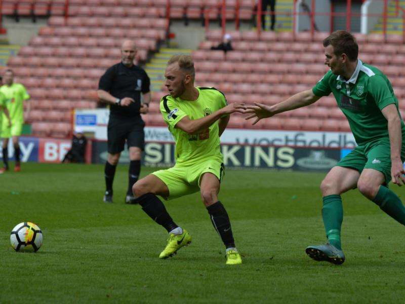 MIDFIELD MAN: Ross Bailey holds off his marker. Picture: Ben Pooley